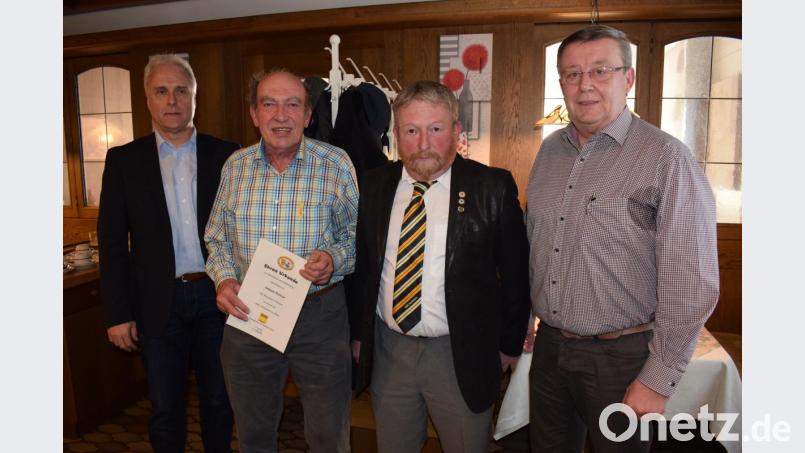Thomas Dill vom ADAC Nordbayern (links), Ortsvorsitzender Wolfgang Strobel (Zweiter von rechts) und Bürgermeister Hans Koch (rechts) ehren Johann Deinzer (Zweiter von links) für besondere Verdienste. Bild: wku
