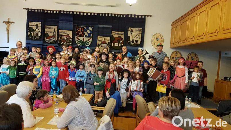 Die Darbietungen der jungen Künstler werden mit viel Beifall honoriert. Wolfgang Ziegler bedankt sich bei den Eltern und Großeltern, die die Musikschule großartig unterstützen. Bild: gi