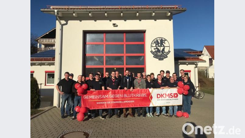 Die Feuerwehr Wölfershausen hat eine Typisierungsaktion für &quot;Hugo und andere&quot; auf die Beine gestellt. Hugos Opa Markus Holländer und Hugos Papa Berthold (Erster und Dritter von links) schauten extra nach Hessen. Julia und Timo Jakob (von rechts) waren die Initiatoren. Bild: exb