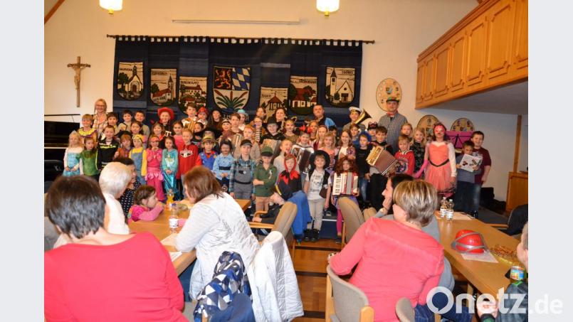 Die Darbietungen der jungen Künstler wurden mit viel Beifall honoriert. Wolfgang Ziegler bedankte sich bei den Eltern und Großeltern, die die Musikschule großartig unterstützen. Bild: gi