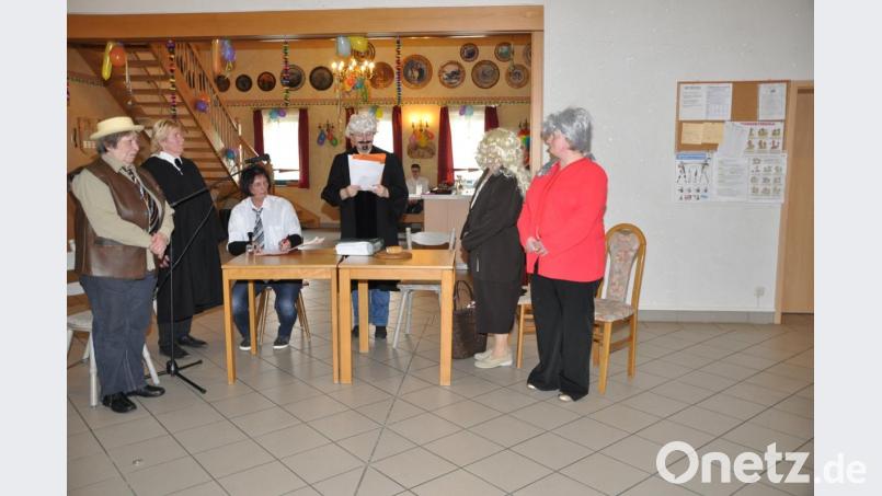 Zur Urteilsverkündigung bat Richter Birgit Geipel (Dritte von rechts) alle zum Austehen. Aufmerksam verfolgten Angeklagter Anita Meindl, Verteidigerin Petra Klinger, Schreiberin Tanja Zitzmann (von links), Klägerin Corinna Schönberger und Zeugin Hermine Schönberger (von rechts) das Urteil. Bild: es