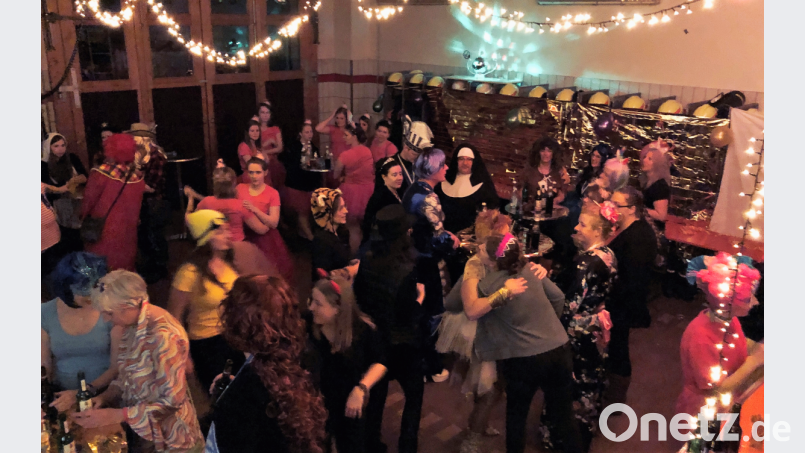 Und ab geht die Post beim Weiberfasching im Etzenrichter Feuerwehrhaus. Nicht nur Frauen hatten Riesenspaß bei der Feier am Donnerstagabend. Bild: wlr