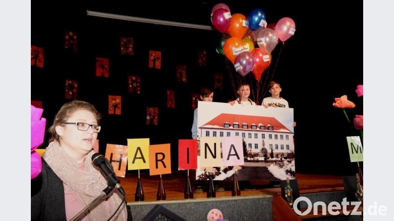 Rektorin Katharina Merther hat ihre Wünsche an die Schüler auf Ballons geschrieben, die mit Grundschule Eslarn, wenn auch hier nur im Bild, eng verbunden sind. Bild: bey