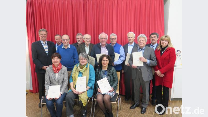 BLLV-Kreisvorsitzende Martina Thöns, (rechts) und stellvertretender Bezirksvorsitzender Albert Schindlbeck (links) gratulieren den langjährigen Mitgliedern Monika Mertl, Irmgard Wagner, Michaela Härtl (sitzend von links), Hans Schraml, Walter Stahl, Josef Etterer, Sebastian Spörrer, Johann Stiegler, Georg Zaus, Franz Weis, Josef Zaglmann und Reinhard Wutz (stehend von links). Bild: jzk