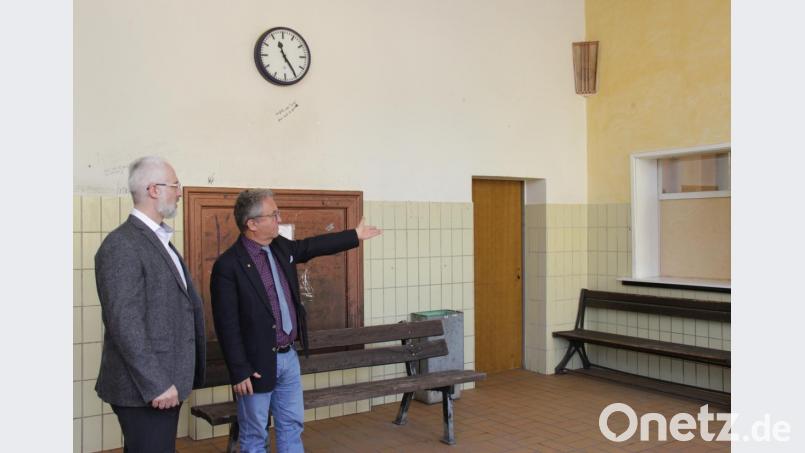 &quot;Wir schaffen eine Wartehalle, in der man auch einen Kaffee trinken kann&quot;, informiert Bürgermeister Toni Dutz (Zweiter von links) beim Ortstermin im Wiesauer Bahnhof. Links im Bild Thomas Weiß, geschäftsleitender Beamter der Verwaltungsgemeinschaft Wiesau. Bild: hd