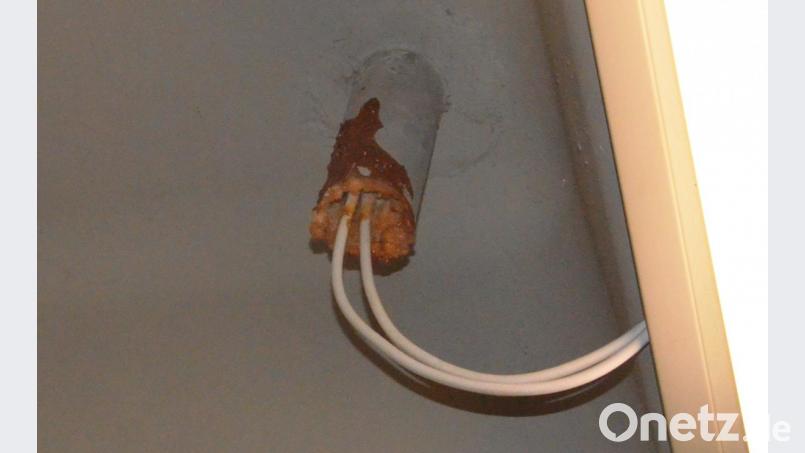 Über diese Leitung sucht sich das Regenwasser seinen Weg in den Materialraum für den Religionsunterricht. Bild: Kunz