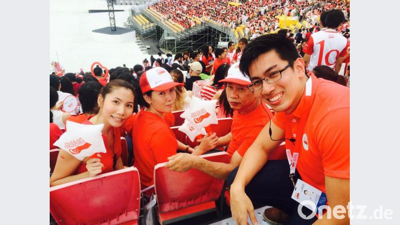 Li Qin Lim mit Mutter, Vater und Bruder (von links) bei der Nationalparade zum 50. Geburtstag von Singapur im Jahr 2015. Bild: exb