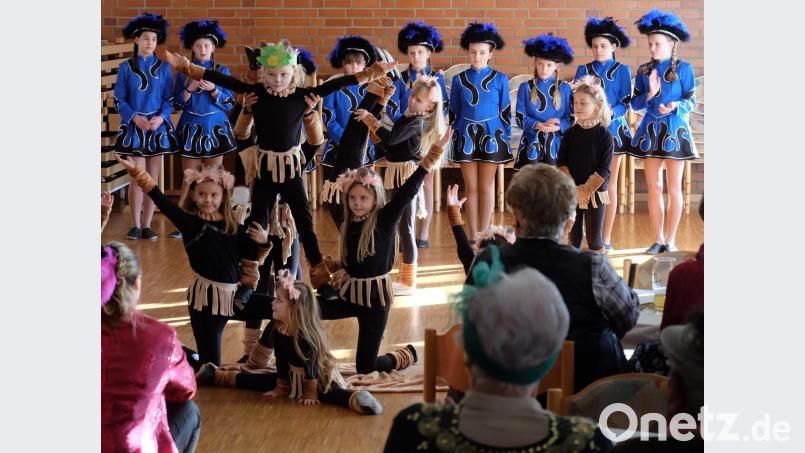 Auch wenn sie beim Auftritt der Garden aus Kohlberg nur zuschauten, auf dem Parkett tanzten auch die Senioren unermüdlich zu Jochens
 Musik. Bild: wlr
