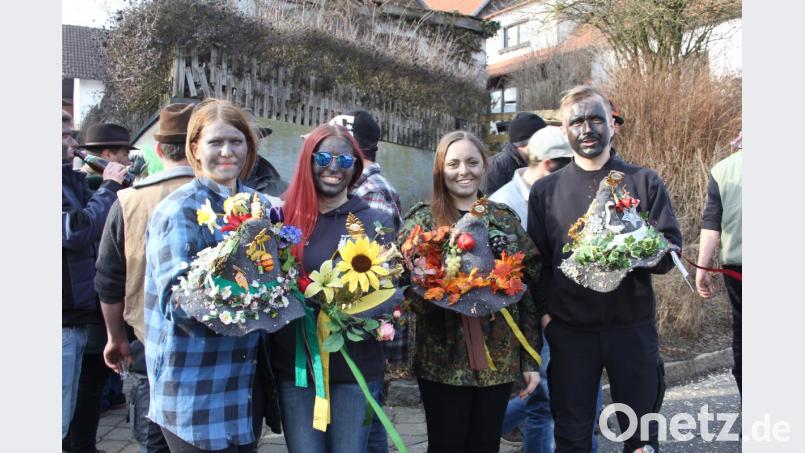 In deisem Jahr waren gliech drei Damen und ein Bursche auf dem „Drehpflug“. Der Hutschmuck symbolisiert (von links nach rechts) die vier Jahreszeiten. Bild: frd