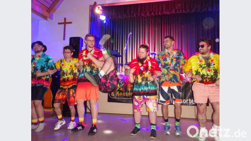 Das Männerballett des TSV Reuth zeigte sich im Hawaii-Outfit. Bild: wrm