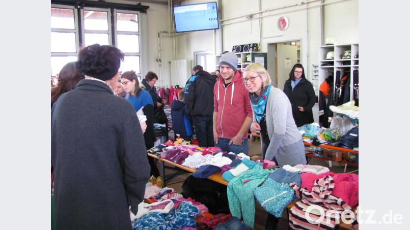 Mütter, Omas und auch Kinder waren auf Schnäppchenjagd beim ersten Flohmarkt der Kinderfeuerwehr "Feuerflitzer". Bild: sei