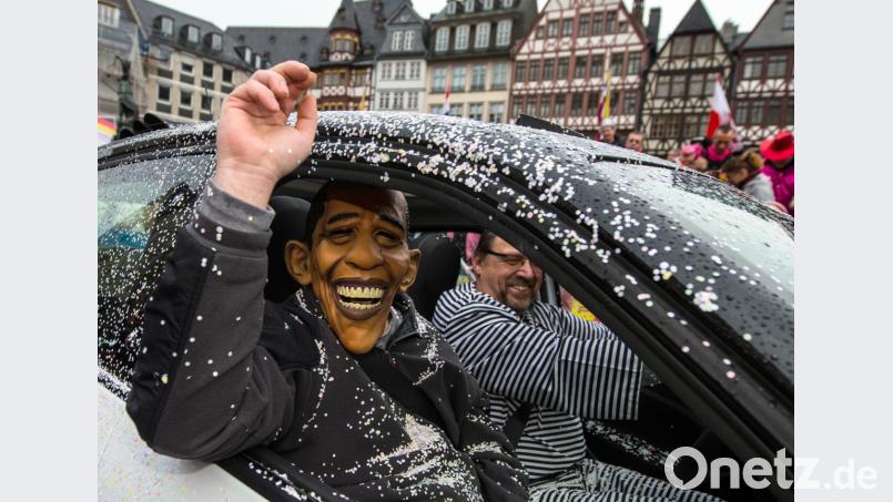 Ein Maschkerer mit Obama-Maske, auch er gehört für Psychologen Ralf Schmiel zu den Politischen Karnevalisten. Bild: Andreas Arnold/dpa
