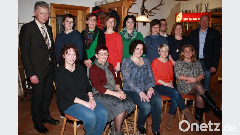 Die neu gewählte Vorstandschaft der Frauen-Union mit Gästen (vorne von links): Ramona Roderer, Rita Lang, Tina Zeitler, Tanja Beer und Manuela Müller sowie (hinten von links) 1. Bürgermeister Lothar Müller, Ursula Wittmann, Christine Rögner, Rosa Ziegler, Daniela Zölch, Maria Ziegler, JU-Vorsitzender Michael Haubner, Lucia Richtmann und 2.Bürgermeister Markus Preisinger. Bild: lk