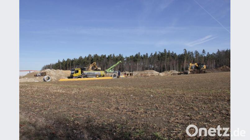 Auf dem Gelände des interkommunalen Gewerbegebiets am Ortsrand von Wiesau laufen derzeit umfangreiche Erdbewegungen. Inklusive der Erschließung kostet das Projekt etwa sieben bis acht Millionen Euro. Bild: hd