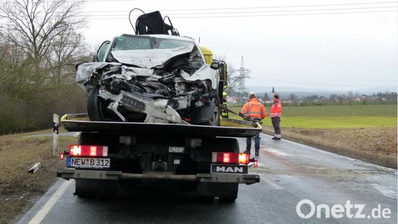 Der Motorraum ist komplett zerstört. Der Pkw des 25-Jährigen muss nach dem Unfall bei Etzenricht abgeschleppt werden. Bild: Porsche