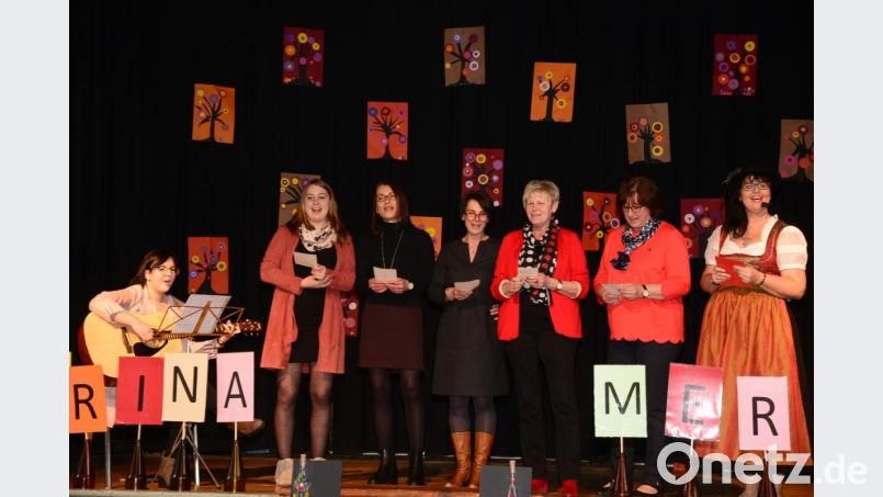 Das gab´s in der Grundschule Eslarn noch nicht: Der Chor der Lehrerinnen singt einen Willkommensgruß für Rektorin Katharina Merther, die Gäste dürfen den Refrain mitsingen. Bild: bey