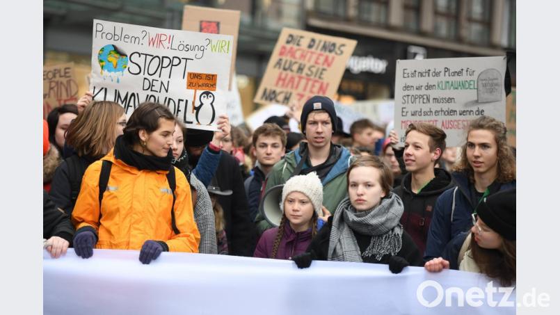 Klimaaktivistin Greta Thunberg (Mitte mit weißer Mütze) bei einer Kundgebung in Hamburg. Bild: Daniel Reinhardt