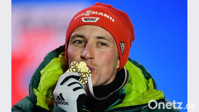 Goldheld Eric Frenzel hat bei der Siegerehrung auch seine Familie dabei. Bild: mr