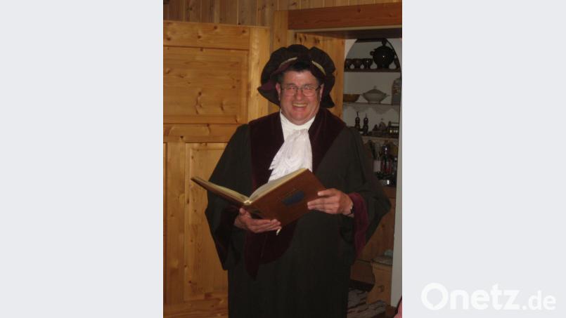 Im Fasching bietet sich die Gelegenheit, in eine andere Rolle zu schlüpfen. Im vorliegenden Fall ist es jene des Oberviechtacher Barockpredigers Pater Balthasar Knellinger SJ. Bild: slu