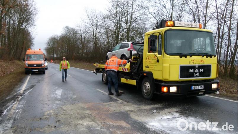 Fünf Stunden dauerte die Vollsperrung der Staatsstraße 2238. Mitarbeiter der Feuerwehr und von der Straßenmeisterei Weiden mussten unter anderem die fast einen Kilometer lange Ölspur beseitigen. Bild: Porsche