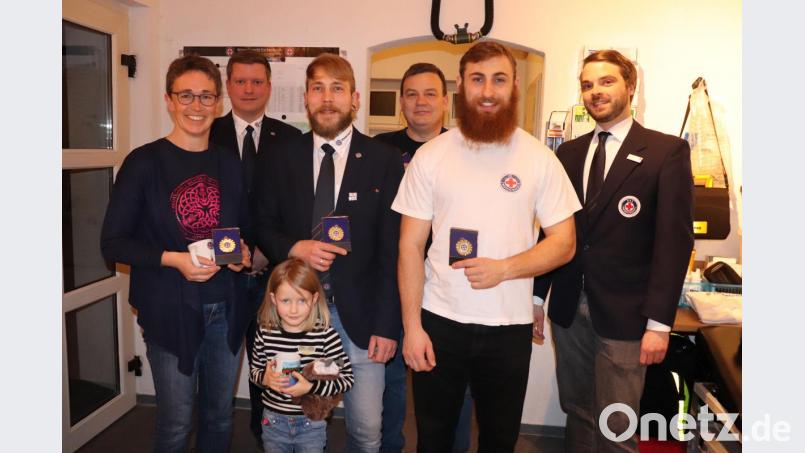 Für ihren beherzten und sehr schnellen Einsatz zur Rettung eines Ertrinkenden überreicht Vorsitzender Josef Ott (von rechts) jeweils eine Medaille zur Lebensrettung an Patrick Conrad, Armin Schmidt, Benjamin Müller und Irene Schmidt (links). Es gratuliert auch der Technische Leiter Thomas Dietel (Zweiter von links) Bild: myd