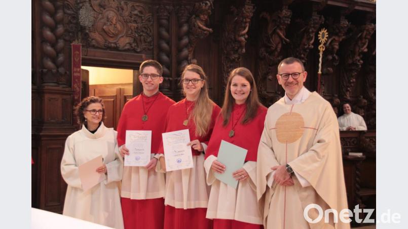 Gemeindereferentin Gertrud Hankl zusammen mit den nun ausgeschiedenen Minis Michael Schnurrer, Caroline Gerl und Steffi Ernstberger sowie Stadtpfarrer Thomas Vogl (von links). Bild: exb