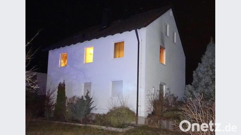 In diesem Haus im Blumenweg in Ullersricht implodierte im ersten Stock ein Ölofen. Die starke Rauentwicklung war auch an der Fassade erkennbar. Bild: Dobmeier