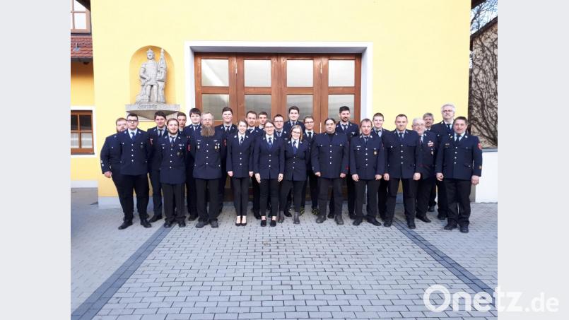 Zum erfolgreichen Abschluss gratulierten KBI Stefan Gleißner (rechts), KBI Lorenz Müller (Dritter von rechts) und KBM Dieter Höfer (Vierter von rechts) den 21 Teilnehmern. Bild: flt