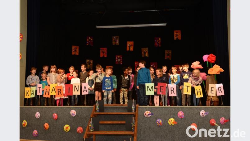 Die Grundschüler lockerten das Programm mit Lied- und Gedichtvorträgen auf. Bild: bey