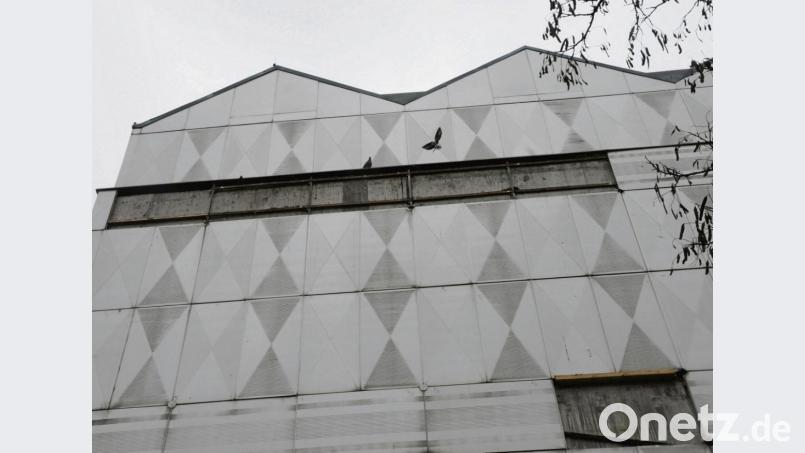 Mehrere Platten sind schon weg, jetzt muss auch noch der Rest komplett entfernt werden von der Storg-Fassade. Bild: ge