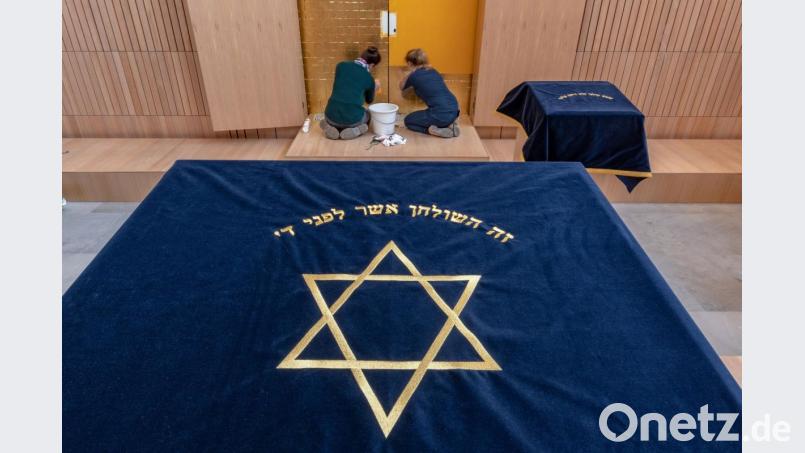 500 Jahre nach der Zerstörung der ersten Synagoge in Regensburg hat die jüdische Gemeinde in der Oberpfälzer Stadt ein neues Gebetshaus. Der neun Millionen Euro teure Bau befindet sich in der Altstadt und unweit des Doms auf dem Grundstück, auf dem bis 1938 die vorherige Synagoge stand. Bild: Armin Weigel/dpa