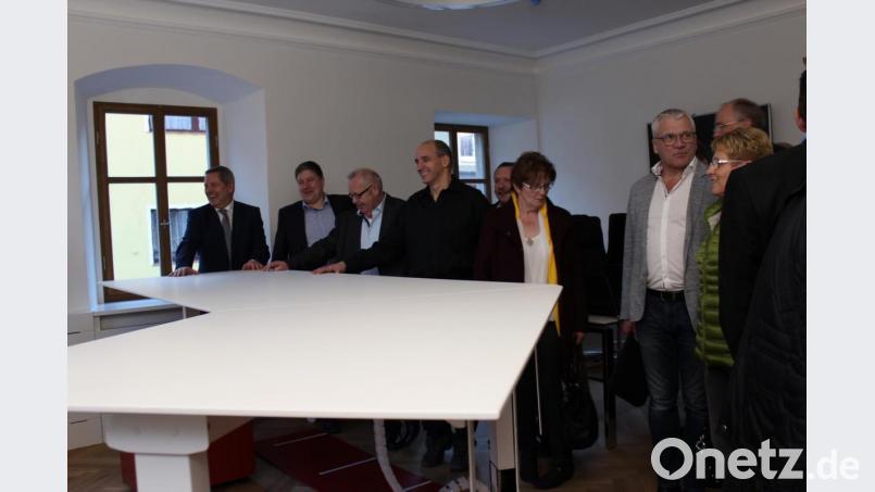 Bürgermeister Joachim Neuß darf sich, genauso wie die Mitarbeiter des Rathauses, künftig aussuchen, ob er sitzend auf einem schwarzen Stuhl oder lieber stehend an seinem weißen Schreibtisch arbeitet. Mit Ausnahme der fahrbaren Rollcontainer und der Tresen werden alle Tische in weiß und sämtliche Stühle in schwarz gehalten. Ein gefälliges Grau für Tische und Freischwinger-Stühle bleibt dem Sitzungssaal vorbehalten. Bild: cs