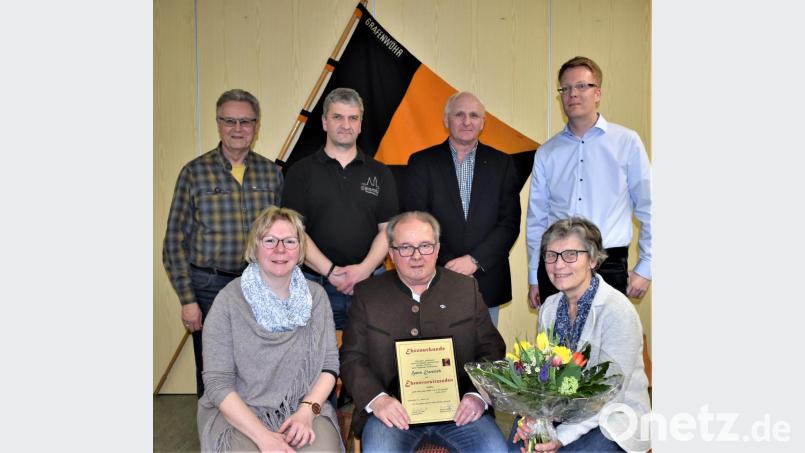 Hans Eiszrich (Zweiter von links, vorne) wurde in der Bezirksversammlung zum Kolping-Ehrenvorsitzenden ernannt. Mit auf dem Bild Schriftführerin Ulrike Steinhilber (Schirmitz, links), Elisabeth Eiszrich (rechts) sowie von hinten links: Kassier Rudi Kneidl (Neustadt/WN), Vorsitzender Roland Hoffmann (Neunkirchen), Diözesansekretär Ludwig Haindl und stellvertretender Vorsitzender Andreas Greiner (Grafenwöhr). Bild: rgr