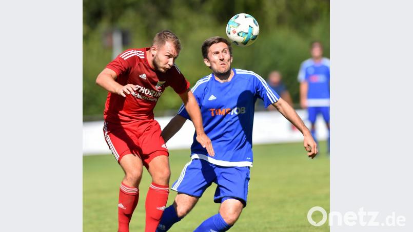 Im Vorrundenspiel gab es für den SV Etzenricht (rechts Stephan Herrmann) in Pfreimd eine empfindliche 1:2-Niederlage. Diese Pleite wettzumachen, ist oberste Aufgabe beim Einstieg in die Restrunde. Bild: A. Schwarzmeier