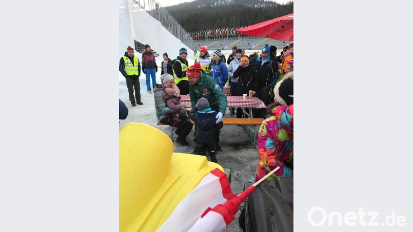 Unverhoffte Begegnung nach dem ersten Gold am vergangenen Freitag: Als Eric Frenzel im Bus auf dem Weg aus dem Stadion seine Liebsten sah, ließ er den Fahrer anhalten. Der Wahl-Flossenürger sprang heraus und herzte seine Frau Laura und die Kinder Emma und Leopold. Bild: exb