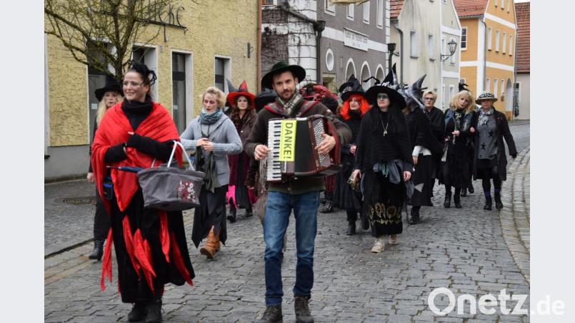 Im Volksmund spricht man am Faschingsfreitag vom "g´schmalzna Freitag" - in Schmidmühlen aber vom Hexenfreitag. Ab "oans" waren sie im Markt unterwegs gewesen. Bild: bö