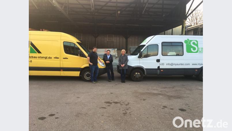 Sie gehen nicht aufeinander los, sondern Hand in Hand. Holzbau Stangl und Suntec bleiben eigenständig, arbeiten aber zusammen und bringen ein Fertighaus auf den Markt. Bild: ihl