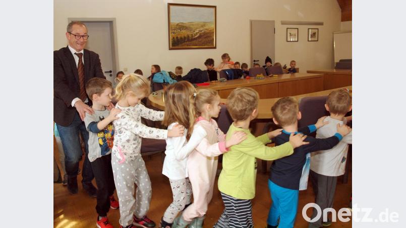 Mit Bürgermeister und Kindergärtnerinnen zogen die Kinder los zur Polonäse Blankenese und sangen „Wir ziehen los mit ganz großen Schritten". Bild: sön