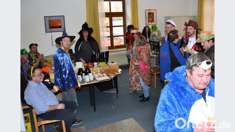 Nach dem Ergattern von Rathausschlüssel und Marktkasse ist die Gemeindeverwaltung den Narren schutzlos ausgeliefert. Bild: fjo