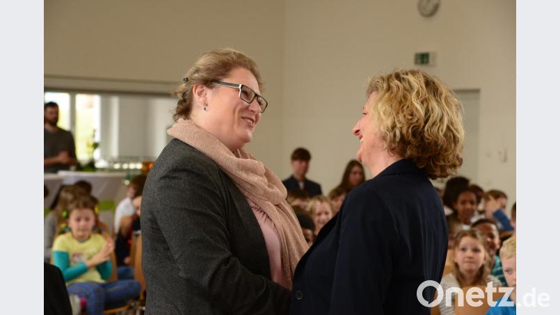 Die neue Leiterin der Grundschule Eslarn, Rektorin Katharina Merther (links) freut sich über guten Wünsche von Schulrätin Margit Walter (rechts) zur offiziellen Amtsübernahme. Bild: bey