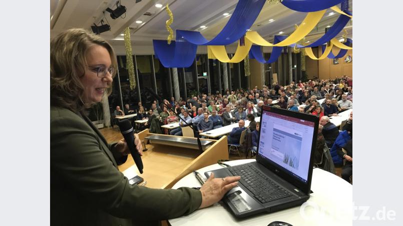 Die Wirtschaftswissenschaftlerin Claudia Kemfert spricht vor einem vollen Saal in der Stadthalle: Es könnten schon heute alle AKWs abgeschaltet werden, ohne dass die Lichter ausgingen. Bild: eig