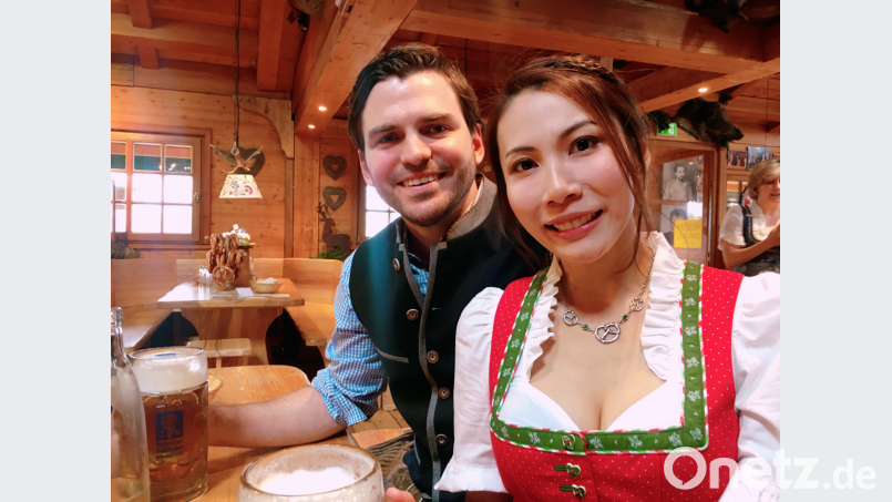 Sie macht sich auch im Dirndl gut: Li Qin Lim mit ihrem Verlobten Matthias Baumann, für den sie Weiden zu ihrer neuen Heimat machte. Bild: exb