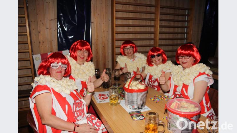 Bunte Maskengruppen traten zur Maskenprämierung an. Bild: frd