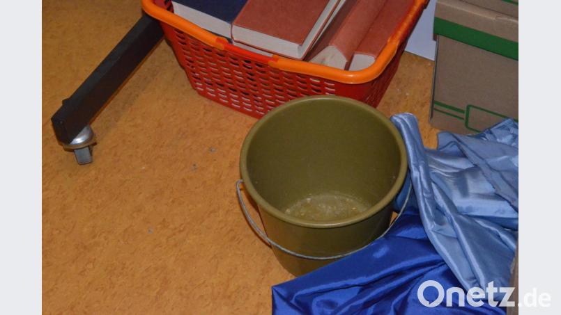 Zur Zeit ist der Plastikeimer im Schulhaus leer, aber nur weil es gerade nicht regnet. Bild: Kunz
