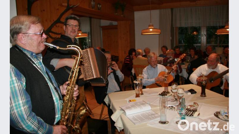 Das Repertoire, das die Musikanten aus Oberfranken und der Oberpfalz mitgebracht haben, ist ganz auf den Geschmack der schon etwas älteren Leute zugeschnitten. Bild: wro