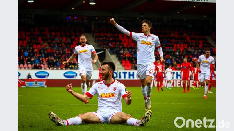 Wie gegen den HSV treffen Sargis Adamyan (Mitte) und Marco Gruettner (links) für den SSV Jahn. Bild: Jahn Regensburg