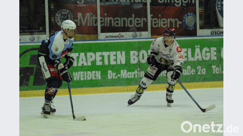 Die Blue Devils besiegten am Freitag den Höchstadter EC mit 5:1 und brachten damit endgültig den siebten Platz unter Dach und Fach. Philipp Siller (links) erzielte mit einem tollen Alleingang das schönste Tor des Abends. Bild: gb
