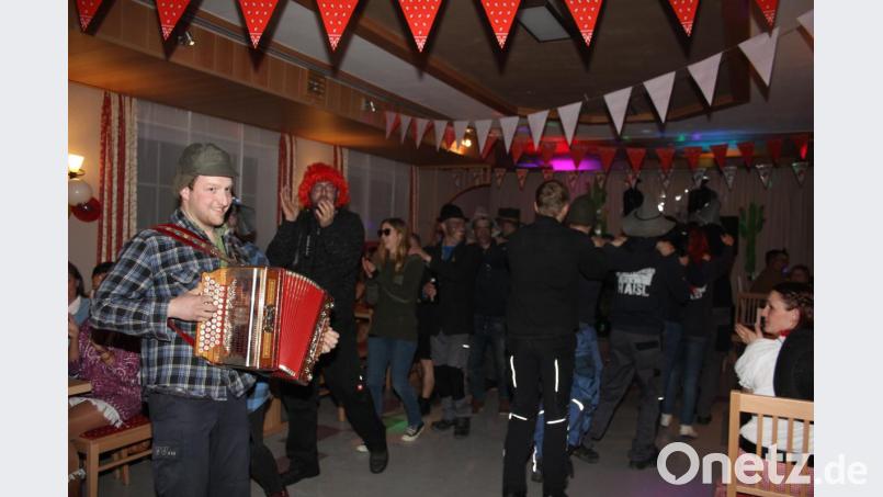 Vom Bräu kommend rückten die „Roußerer“ mit Musik voraus in den „Greber- Saloon ein. Bilder: frd

Vom Bräu kommend rückten die „Roußerer“ mit Musik voraus in den „Greber- Saloon ein. Bilder: frd Bild: frd