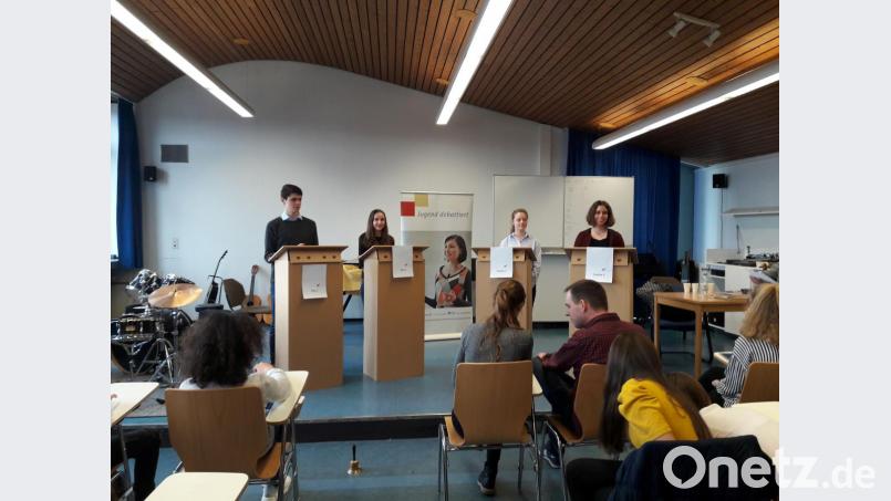 Eine Szene aus der Vorrunde, als es hieß „Jugend debattiert&quot; im Max-Reger-Gymnasium. Bild: Veronika Frenzel/exb