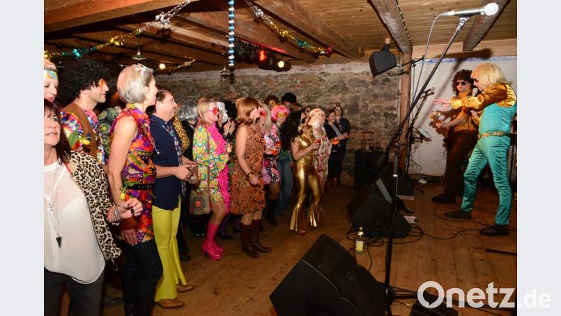 "Brad Hering" als Sänger der "Golden Glitter Band" begeistert beim Gastspiel auf dem Schafferhof wieder die Besucher. Bild: bey